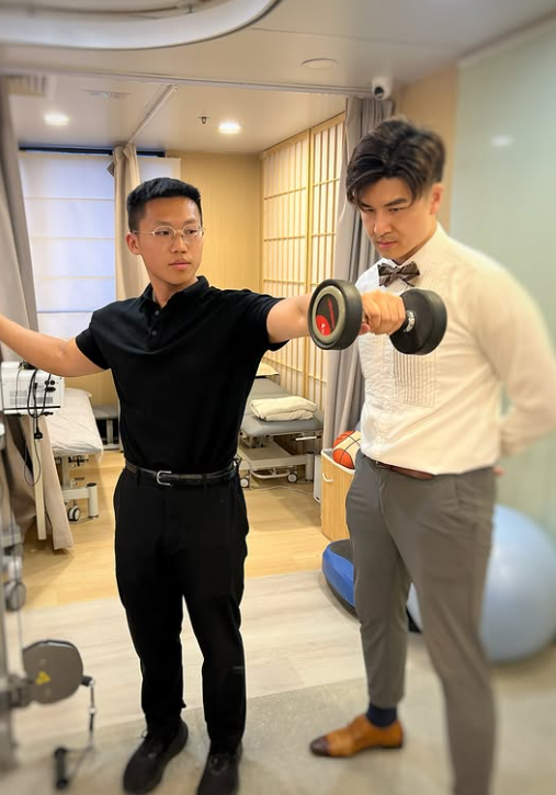 Gerald coaching a dumbbell shoulder raise at OSP